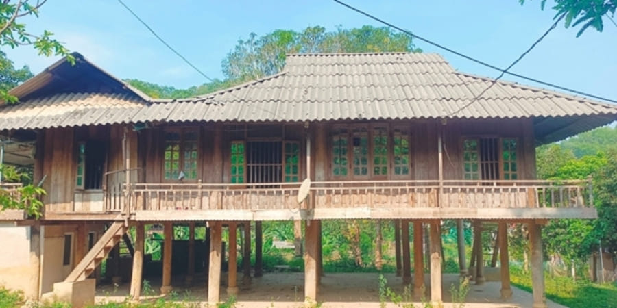 Maisons sur pilotis d'ethnie Thai