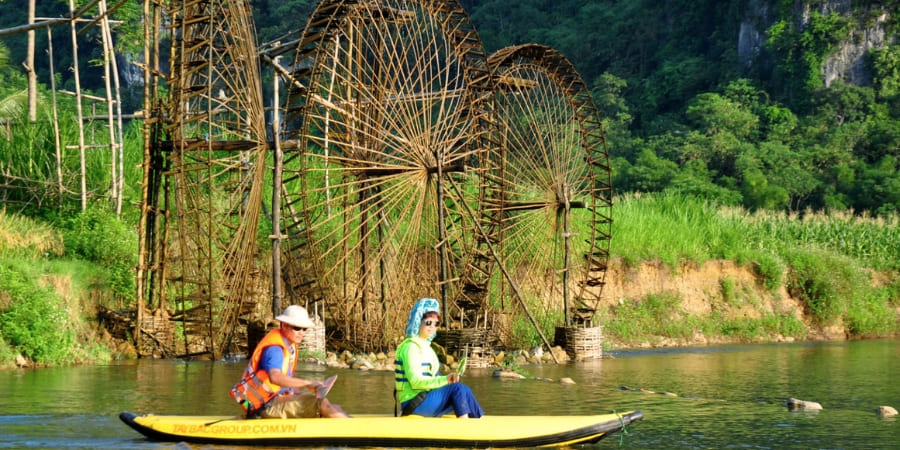 Bateau en bambou aviron sur le ruisseau Cham