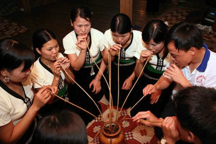 Activités culturelles des Thaïls à Pu Luong
