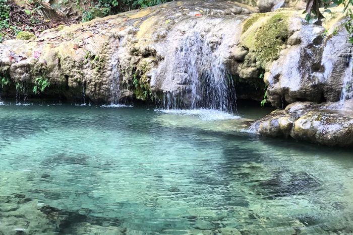 Eau cristalline de la cascade à Pu Luong