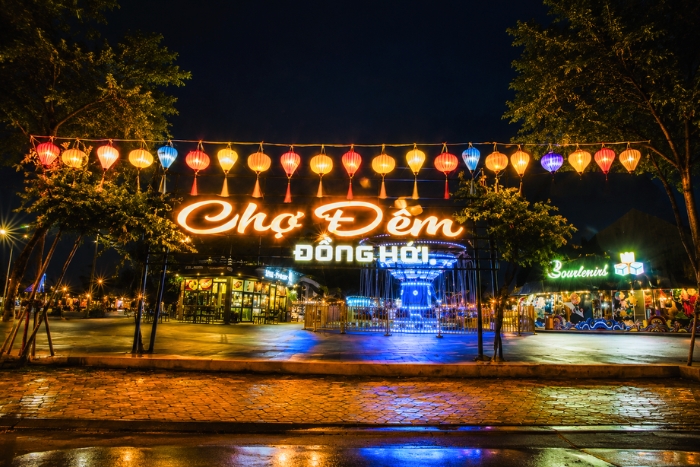 Immersion dans l'atmosph&egrave;re anim&eacute;e du march&eacute; nocturne de Dong Hoi