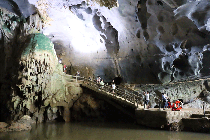 Exploration de la grotte de Phong Nha