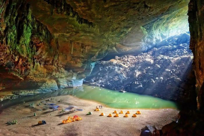 Camping dans la grotte de Phong Nha