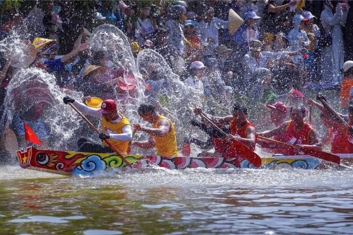 L'atmosph&egrave;re anim&eacute;e de la course des bateaux traditionnelle de Quang Binh