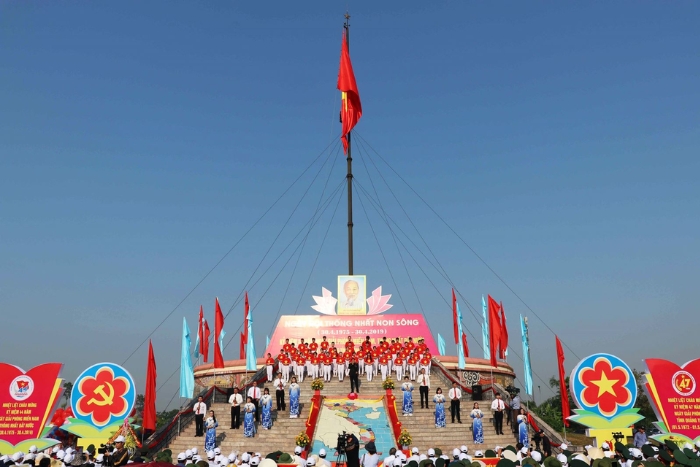 C&eacute;r&eacute;monie de lev&eacute;e du drapeau lors du Festival national de la r&eacute;unification, un festival national &agrave; Quang Tri