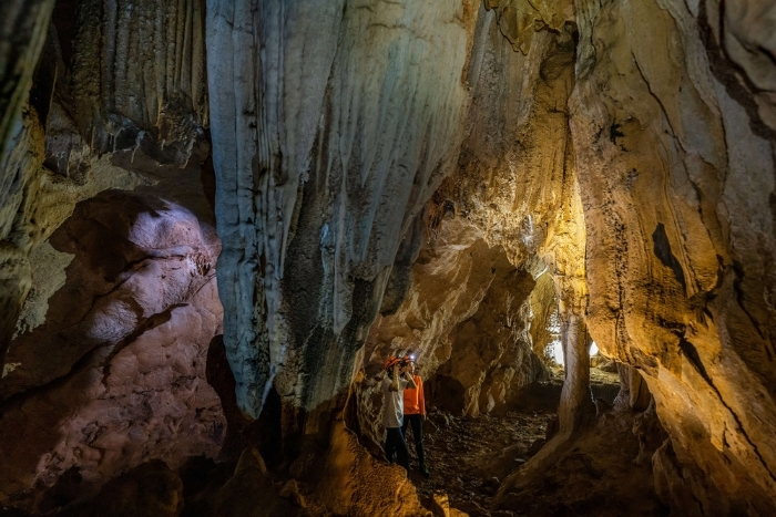 À l’intérieur des salles paisibles de la grotte de Chà Lòi