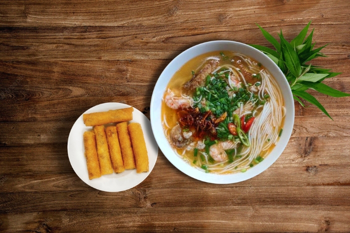 Saveurs locales réconfortantes : le cháo canh de Quang Binh accompagné de rouleaux croustillants