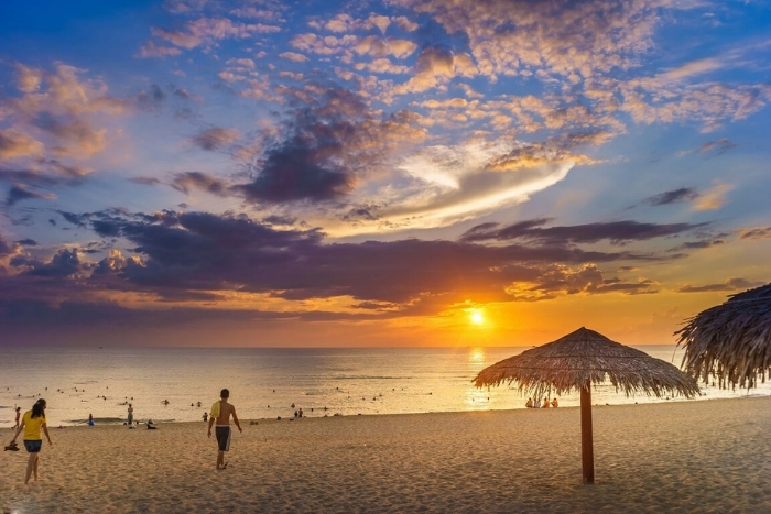 Vagues douces et ciel lumineux à la plage de Nhật Lệ