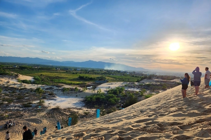 Un moment paisible sur les pentes des dunes de sable de Quảng Phú