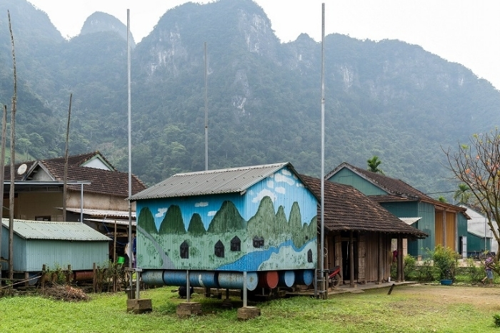 Maison flottante colorée au village de Tân Hòa, un trésor touristique de Quang Binh