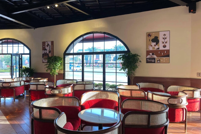 Se détendre dans un café avec vue à Quang Binh en saison des pluies