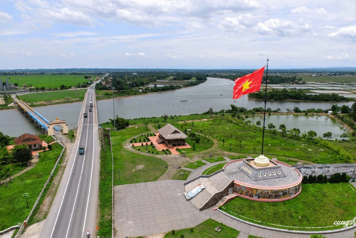 Le pont de Hien Luong et la rivière Ben Hai