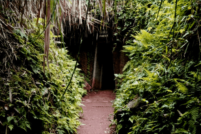 L'une des nombreuses entrées du tunnel de Vinh Moc