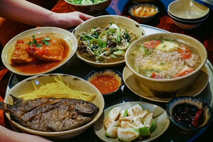 Déguster les plats traditionnels avec des enfants pendant notre voyage 2 jours à Quy Nhon