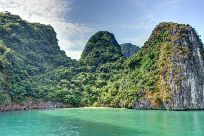 Enfilez masque et tuba pour explorer les eaux de Lan Ha