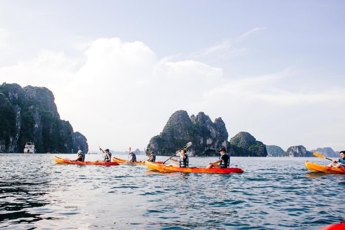 La baie d&rsquo;Ha Long permet de combiner paysages karstiques et activit&eacute;s nautiques