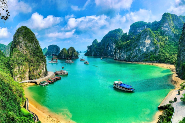 Baie d’Ha Long aux eaux émeraude pour le snorkeling au Nord du Vietnam