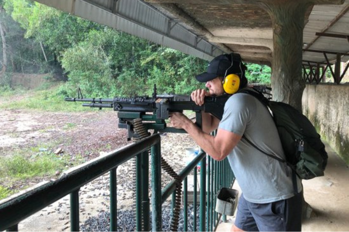 Un touriste participe à un sport de tir aux tunnels de Cu Chi