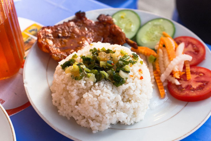 Essayez le “com tam” (le riz cassé) au marché de Ben Thanh