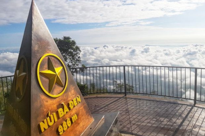 Le paysage magnifique au sommet de la montagne de la Vierge Noire