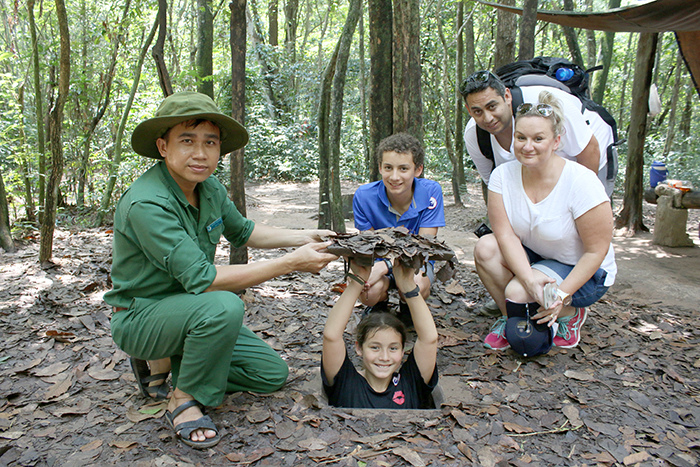 Les visiteurs vivent des activités de simulation de guerre aux tunnels de Cu Chi