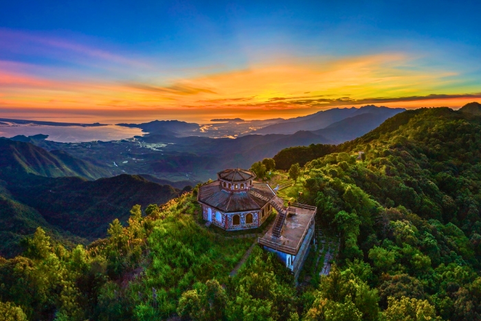 Les couleurs du soir sur les hauteurs de Bach Ma