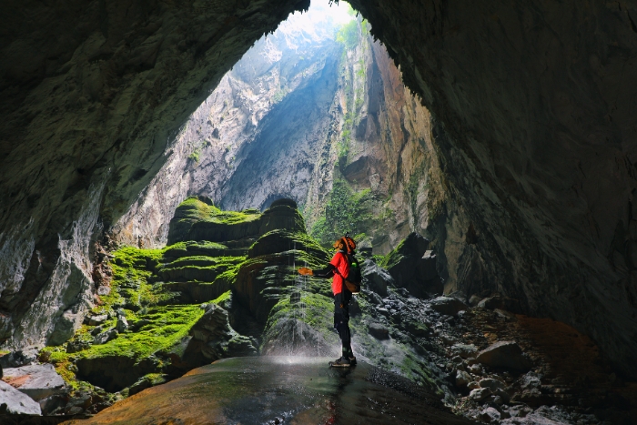 La lumi&egrave;re p&eacute;n&egrave;tre les grottes de Phong Nha