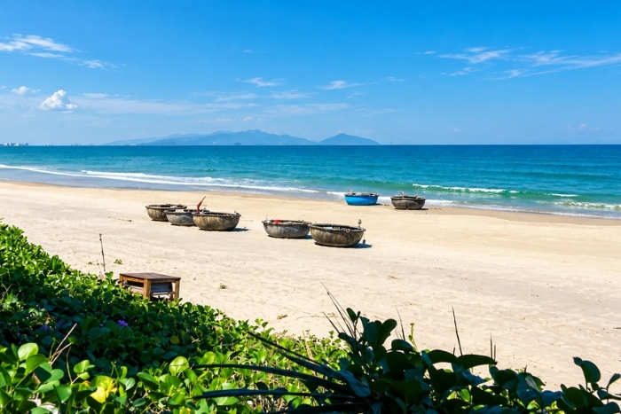 Un instant de sérénité sur la plage d’An Bang pendant votre circuit Vietnam 15 jours