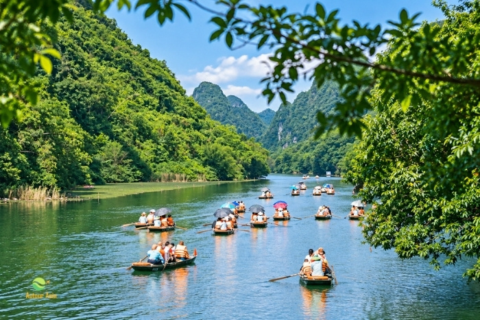 Au fil de l’eau entre les paysages karstiques de Trang An