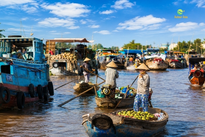 Matin&eacute;e anim&eacute;e sur les eaux du march&eacute; flottant de Cai Rang