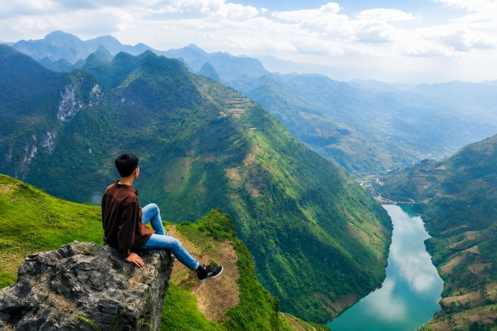 Vue imprenable sur les reliefs montagneux de Ha Giang