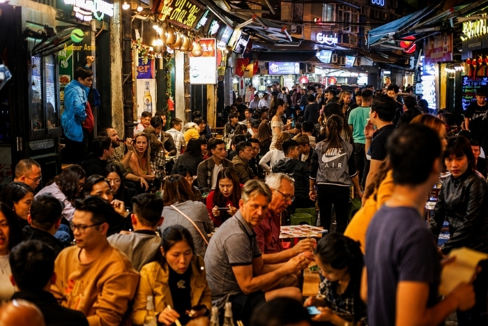 Au c&oelig;ur de l&rsquo;effervescence nocturne de Ta Hien Hanoi