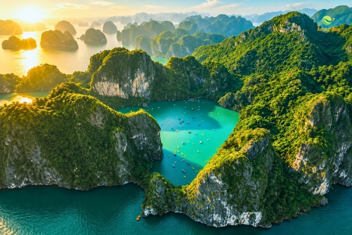 Entre mer et pitons karstiques dans la baie d&rsquo;Halong
