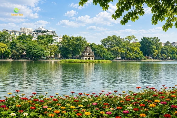 Fl&acirc;nerie au bord du lac Hoan Kiem au c&oelig;ur de Hanoi