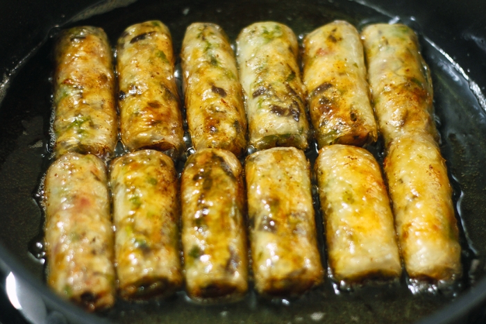 Cuisson du Nem vietnamien jusqu&rsquo;&agrave; une texture croustillante