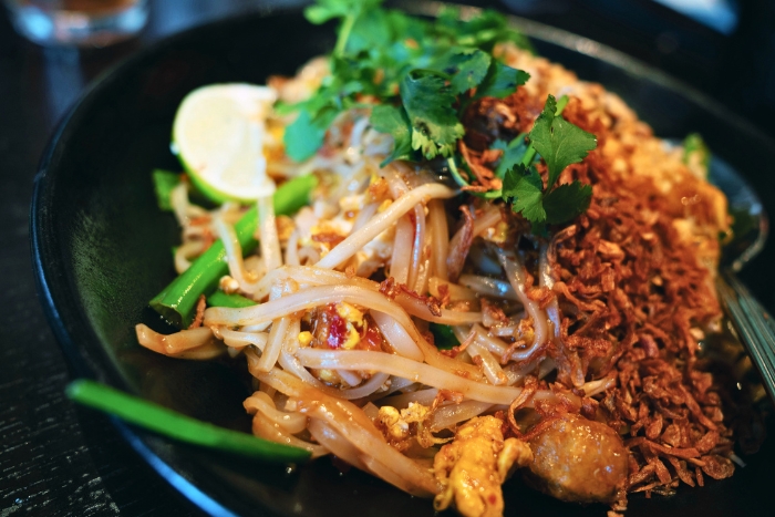 Déguster un Pad Thaï pendant un voyage en Thaïlande