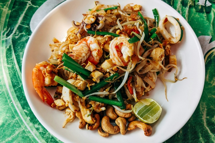 Pad Thaï traditionnel, symbole de la cuisine thaïlandaise