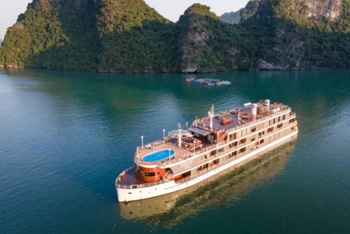 Passer une nuit en croisière dans la baie d'Ha Long est un incontournable lors d'un voyage avec bébé au Vietnam