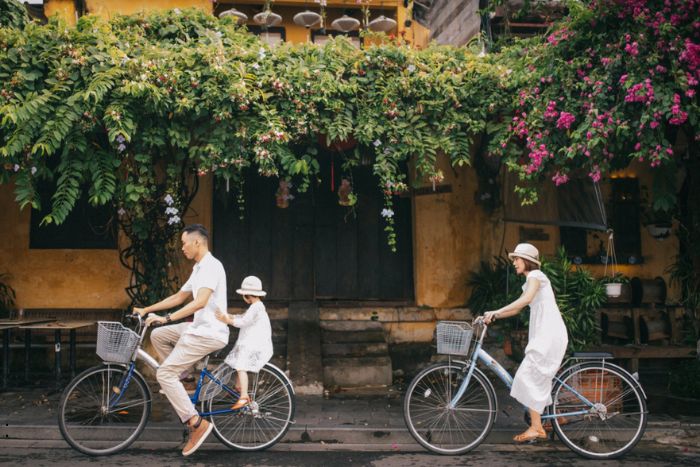 Faire du vélo à Hoi An sera une activité intéressante pour un voyage avec bébé au Vietnam