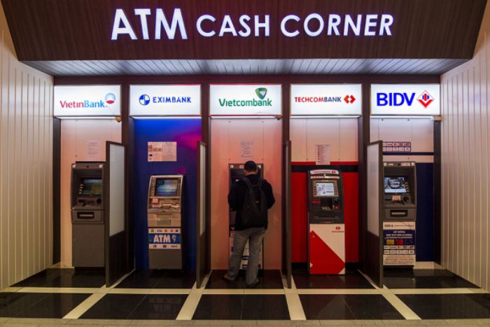 Vérifiez les frais de ATMs après avoir retiré de l'argent au Vietnam