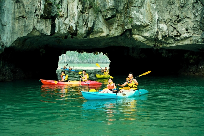 &Agrave; la d&eacute;couverte des grottes fascinantes de la baie d&rsquo;Halong