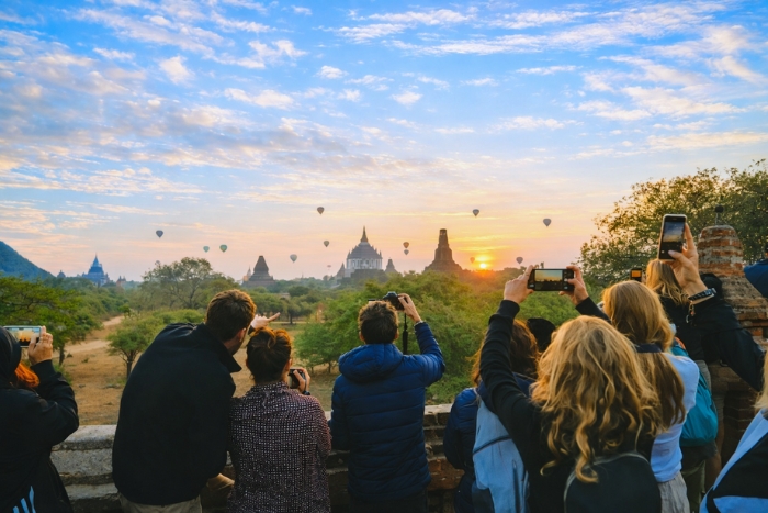 Lever du soleil et montgolfi&egrave;res &agrave; Bagan, une exp&eacute;rience en Birmanie avec enfants