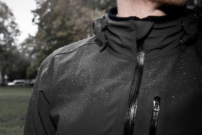 Vous devriez apporter une veste imperméable au Vietnam pour éviter une pluie soudaine