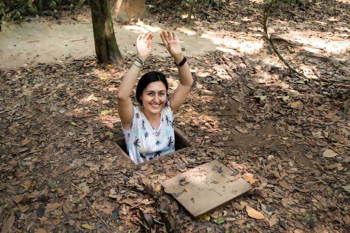 T-shirts et jeans vous permettront de visiter facilement les lieux emblématiques des villes du Vietnam (photo : Tunnels de Cu Chi)