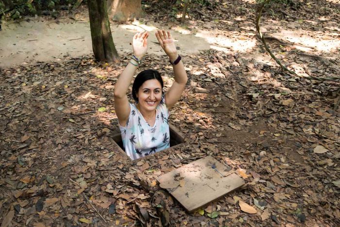 T-shirts et jeans vous permettront de visiter facilement les lieux emblématiques des villes du Vietnam (photo : Tunnels de Cu Chi)