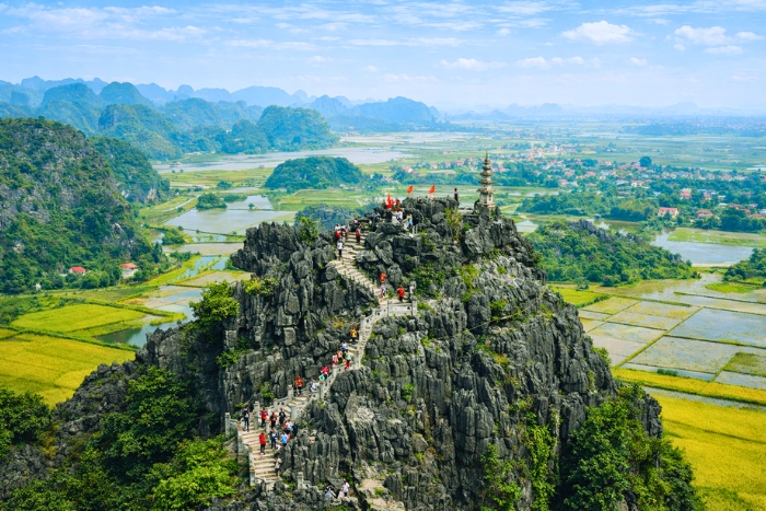 Au sommet de Hang Mua, un panorama spectaculaire sur la baie d&rsquo;Halong terrestre