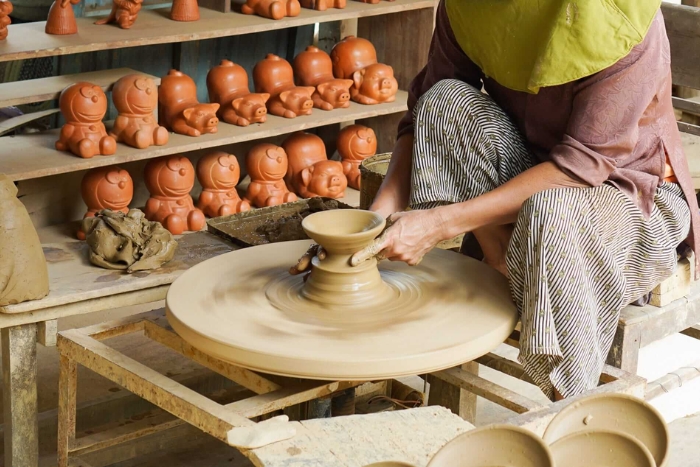 Scène de création de poterie au village Thanh Hà dans les expériences artisanales Centre Vietnam
