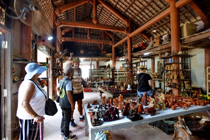 Menuiserie traditionnelle à Kim Bồng pour découvrir pourquoi visiter villages artisanaux Hoi An