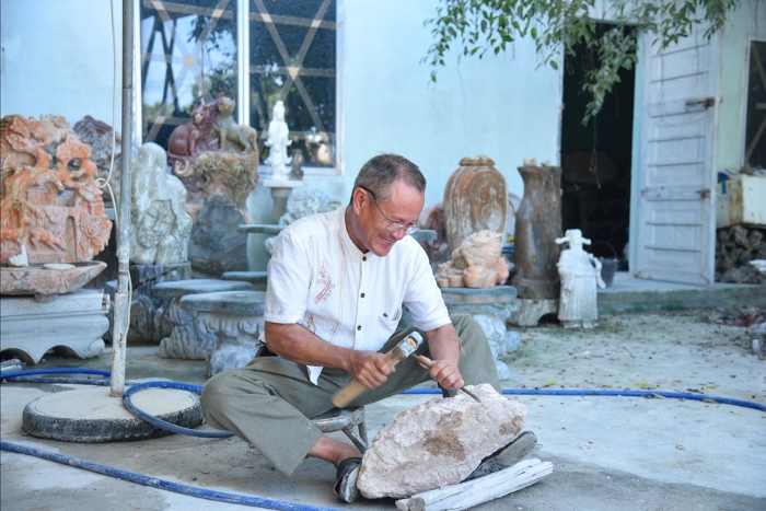 Artisan taillant le marbre au village Non Nước dans les expériences artisanales Centre Vietnam