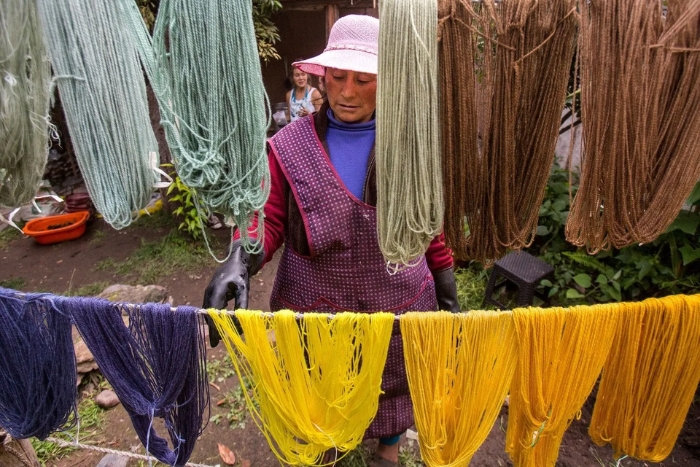 Scène de tissage manuel au village Cẩm Nê – villages artisanaux à visiter en une journée